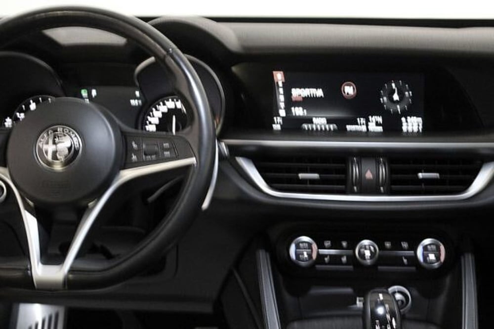 Alfa Romeo Stelvio usata a Novara (6)
