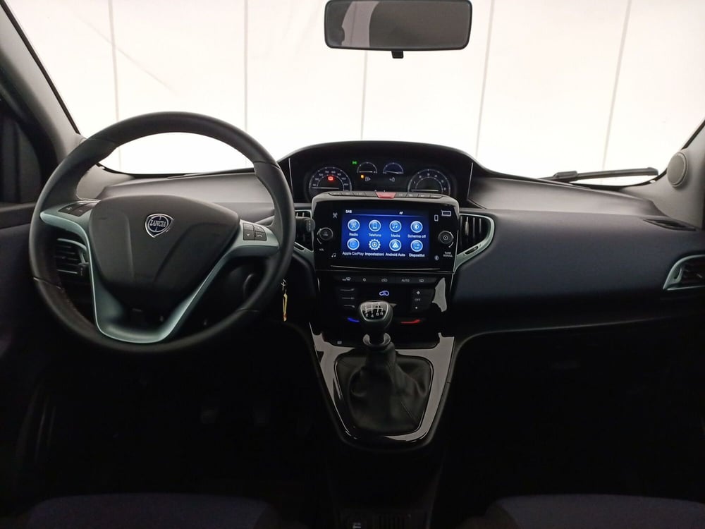 Lancia Ypsilon usata a Bari (10)