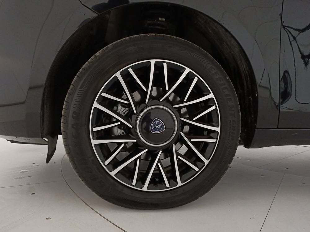 Lancia Ypsilon usata a Bari (13)