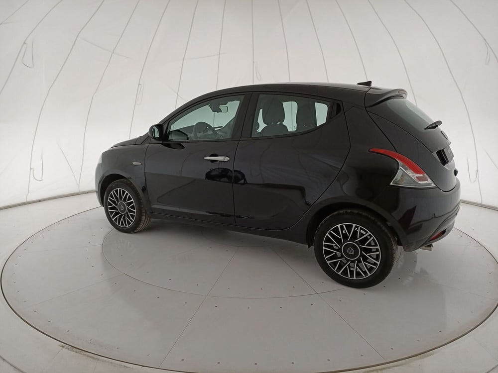 Lancia Ypsilon usata a Bari (3)