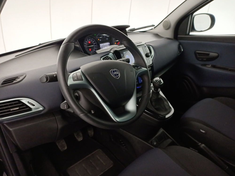 Lancia Ypsilon usata a Bari (5)