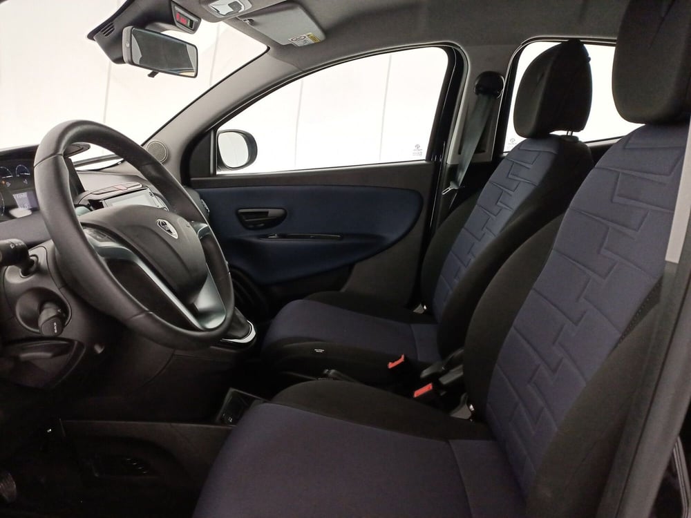 Lancia Ypsilon usata a Bari (6)