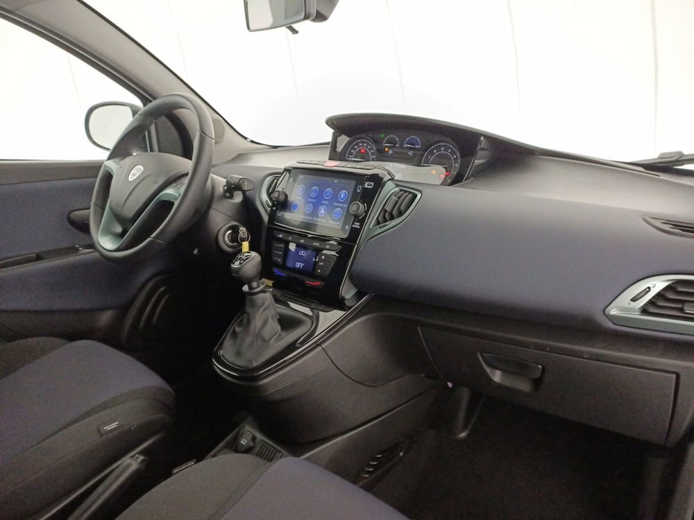 Lancia Ypsilon usata a Bari (7)