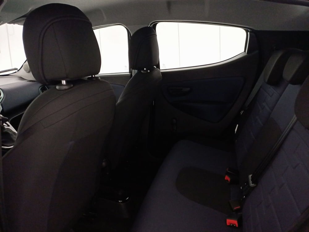 Lancia Ypsilon usata a Bari (8)