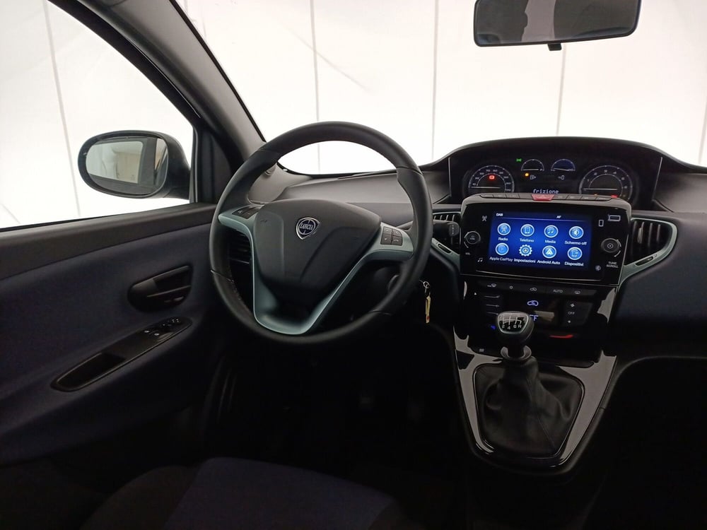 Lancia Ypsilon usata a Bari (9)