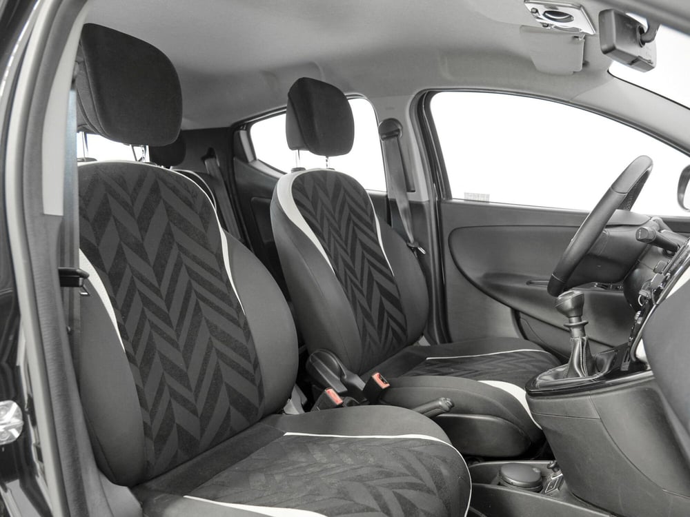 Lancia Ypsilon usata a Prato (17)
