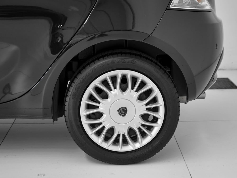 Lancia Ypsilon usata a Prato (4)