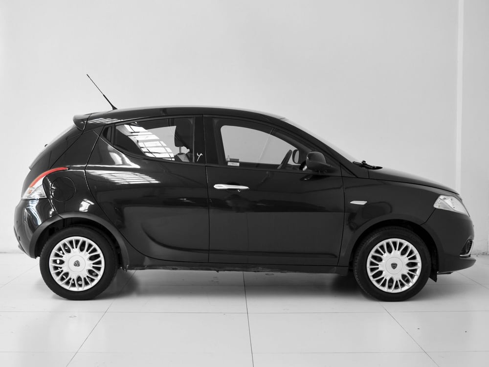 Lancia Ypsilon usata a Prato (6)