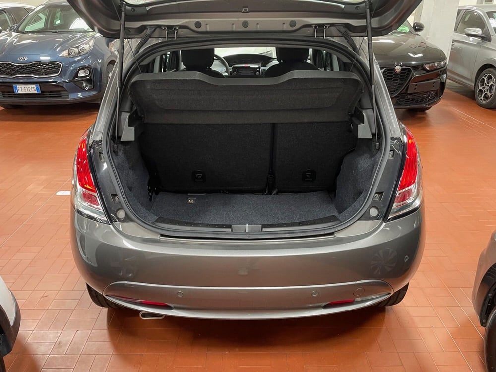 Lancia Ypsilon nuova a Lucca (6)