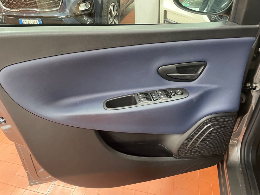 Lancia Ypsilon nuova a Lucca (7)