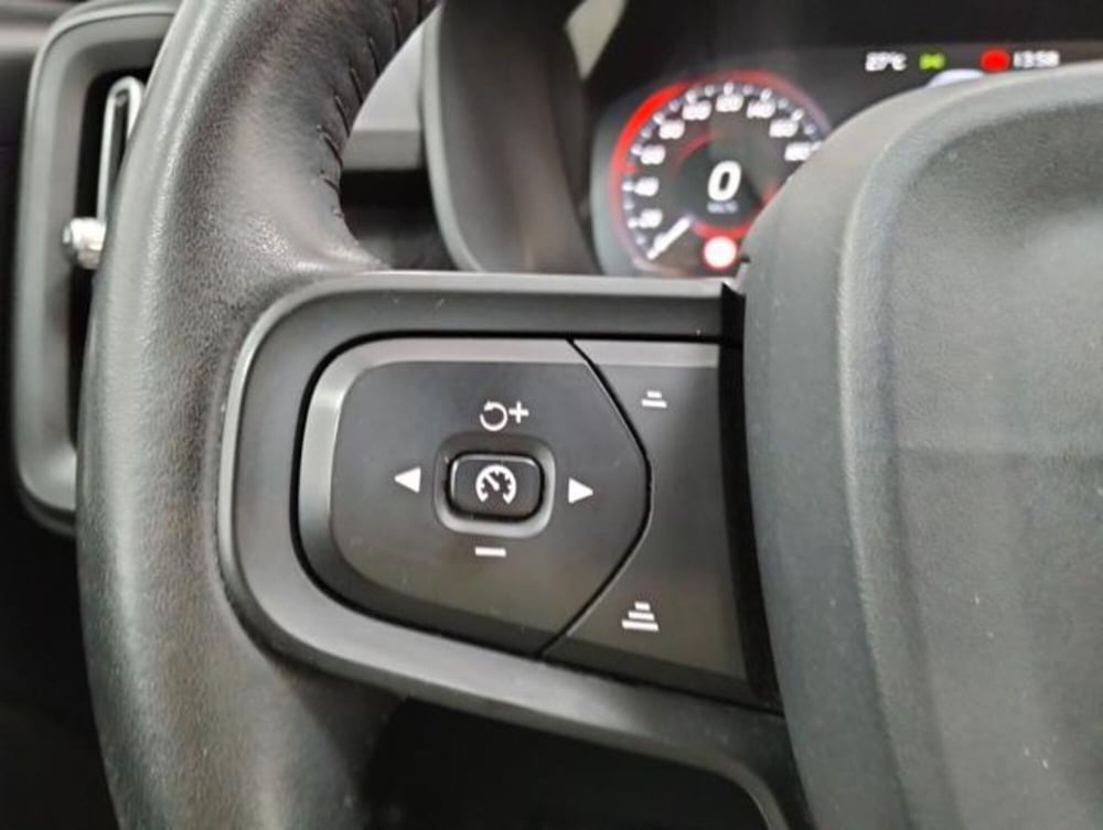 Volvo XC40 usata a Como (11)