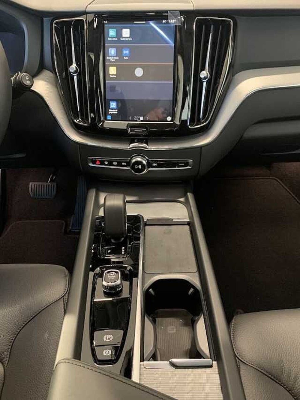 Volvo XC60 nuova a Macerata (14)