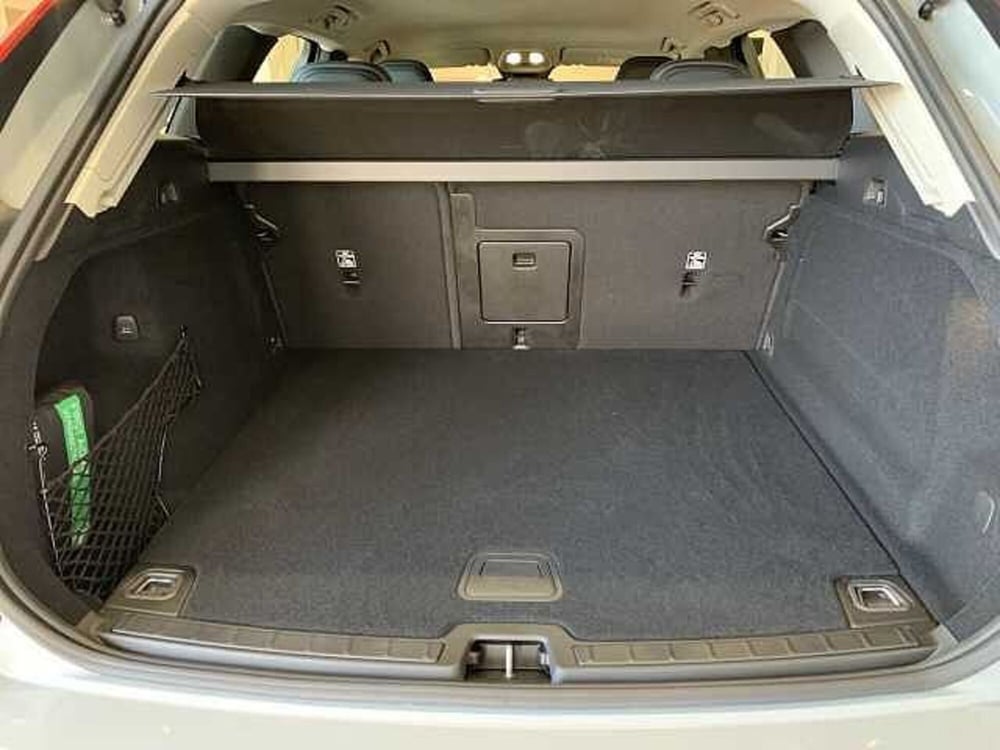 Volvo XC60 nuova a Macerata (15)