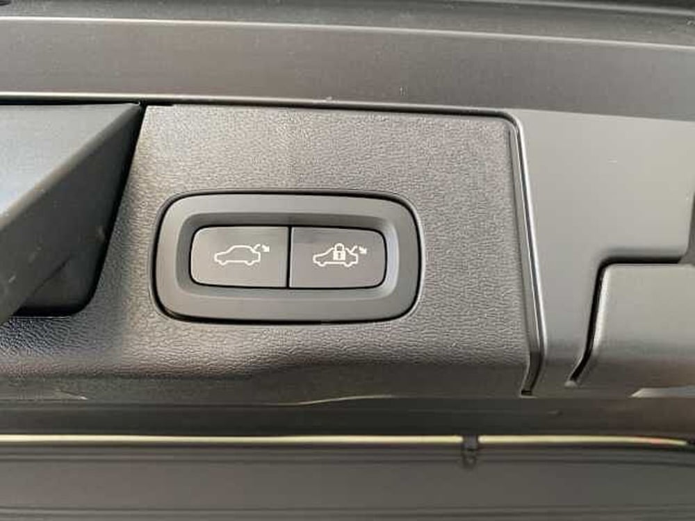 Volvo XC60 nuova a Macerata (16)