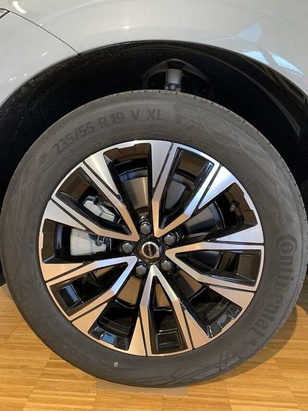 Volvo XC60 nuova a Macerata (17)