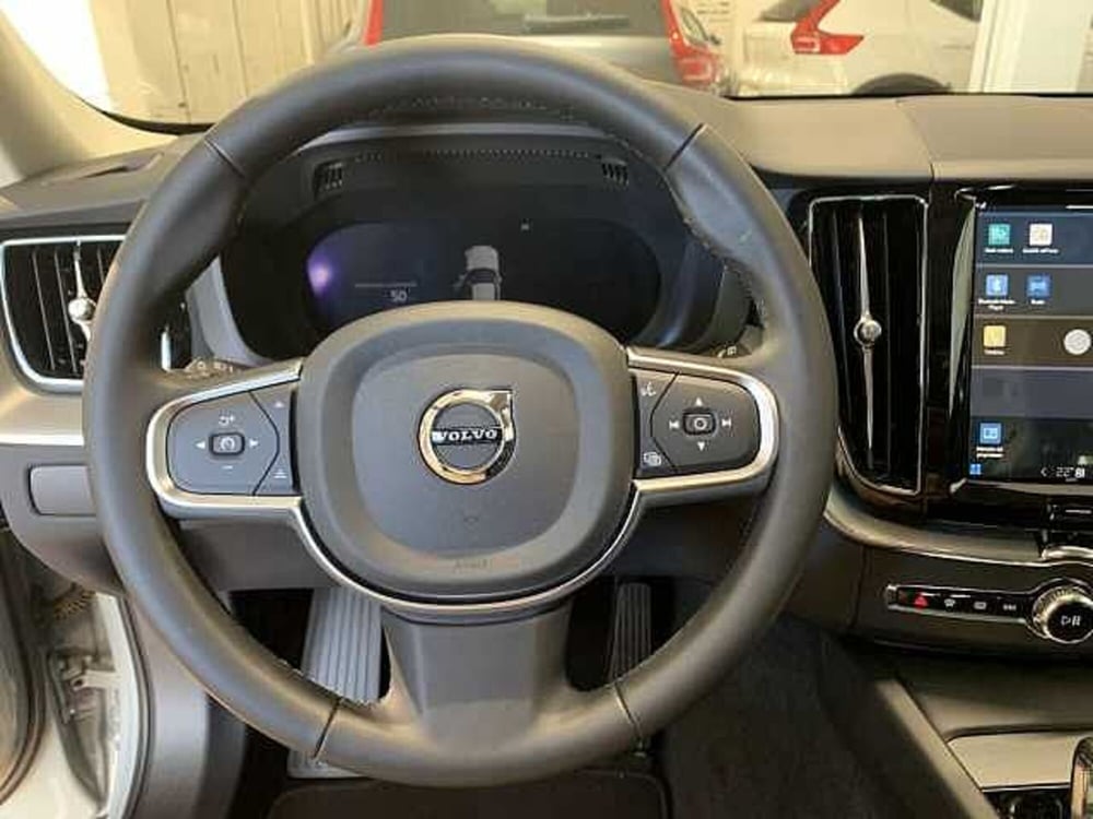 Volvo XC60 nuova a Macerata (9)