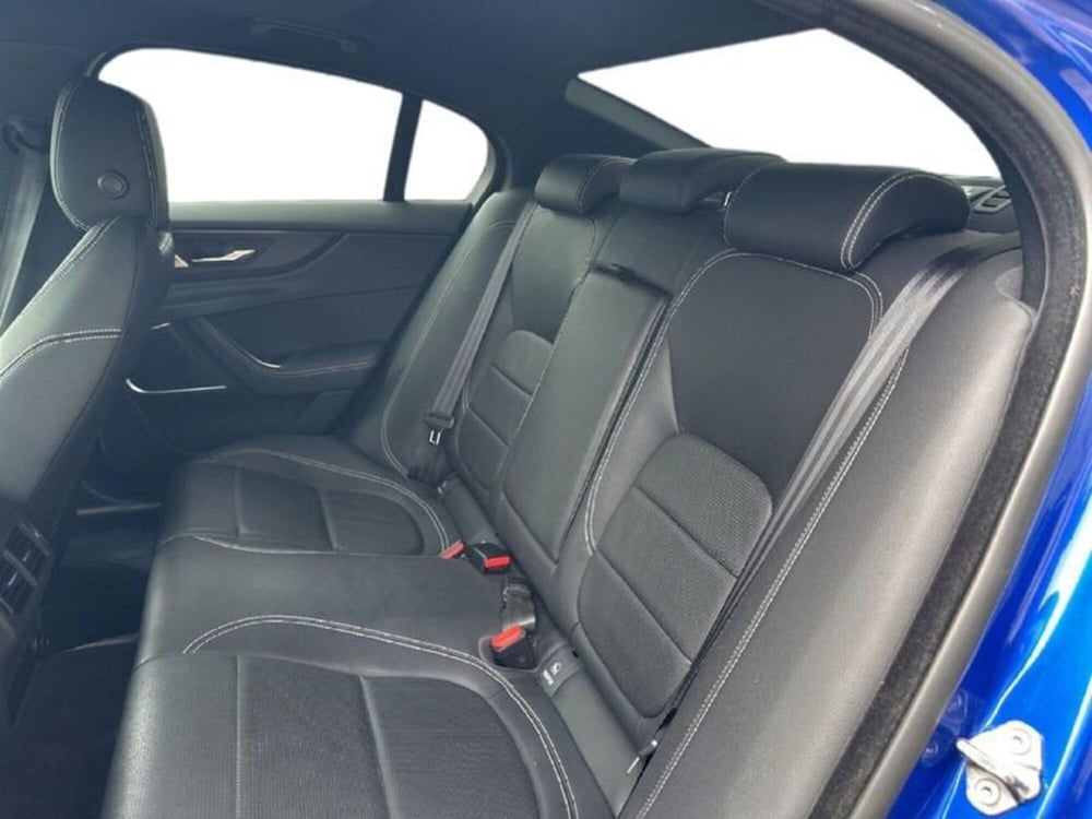Jaguar XE usata a Arezzo (5)