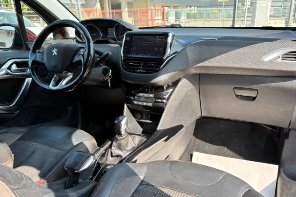 Peugeot 2008 usata a Latina (9)
