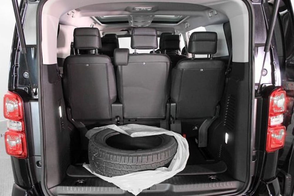 Peugeot Traveller usata a Novara (11)