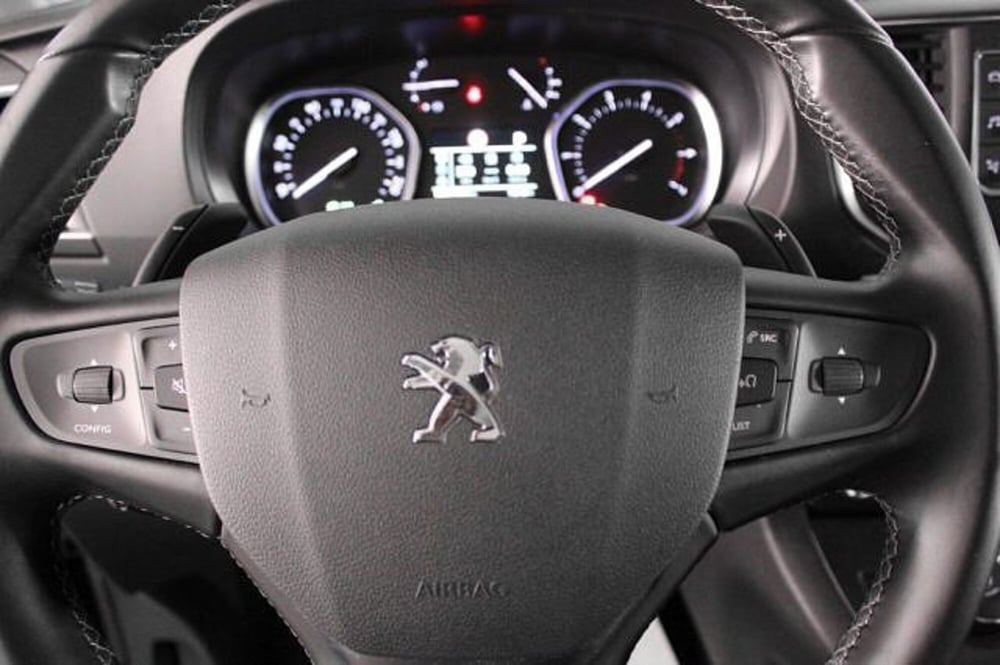 Peugeot Traveller usata a Novara (15)