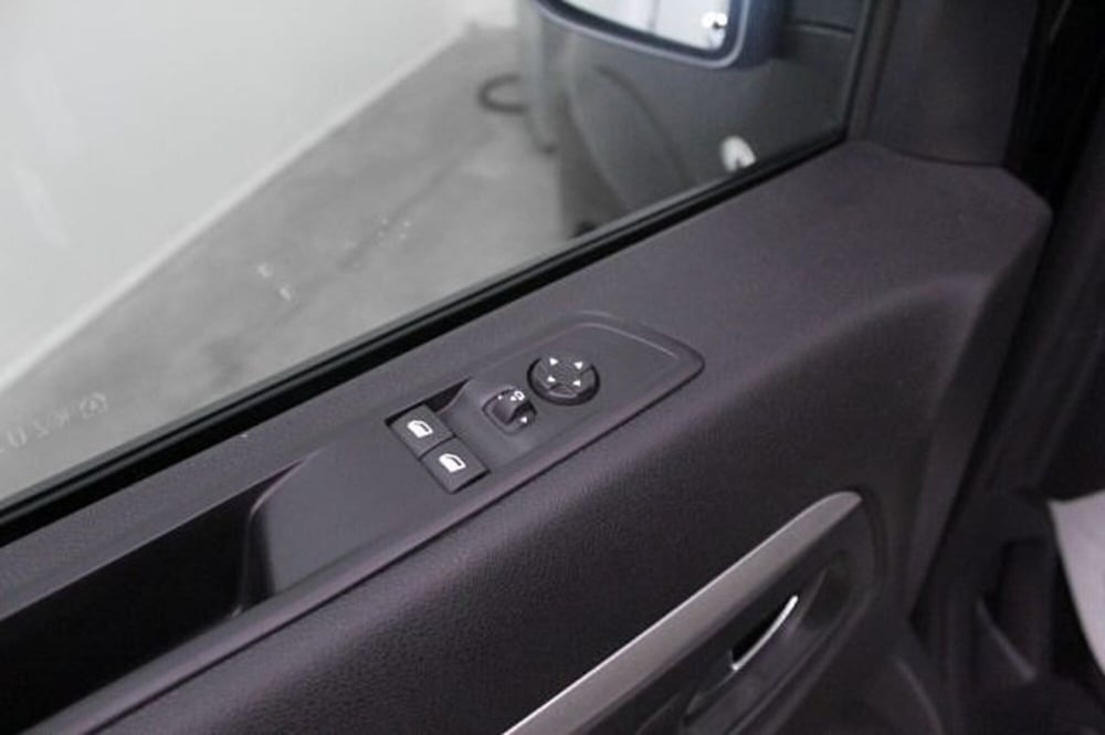 Peugeot Traveller usata a Novara (16)