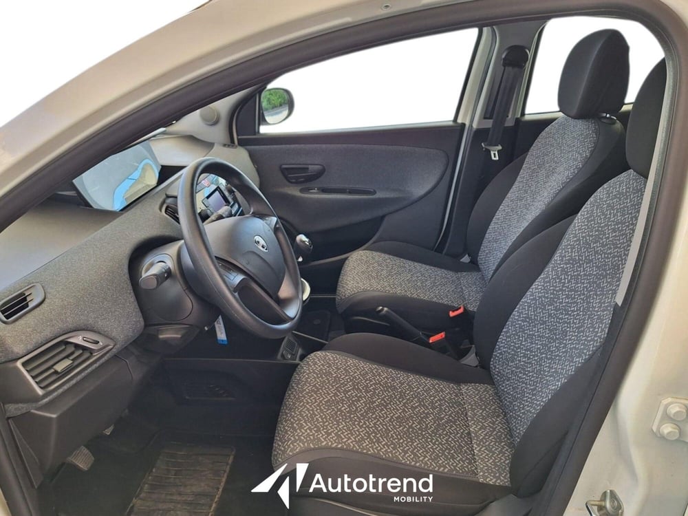 Lancia Ypsilon usata a Bari (5)