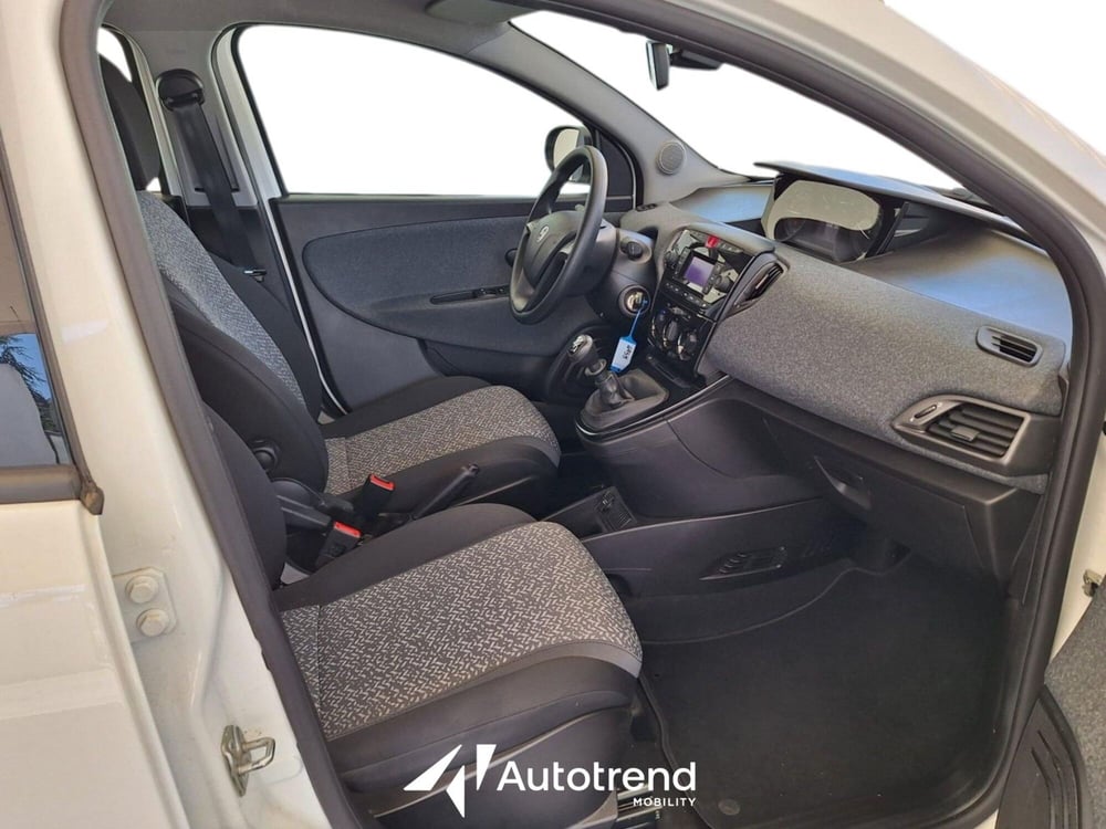 Lancia Ypsilon usata a Bari (6)