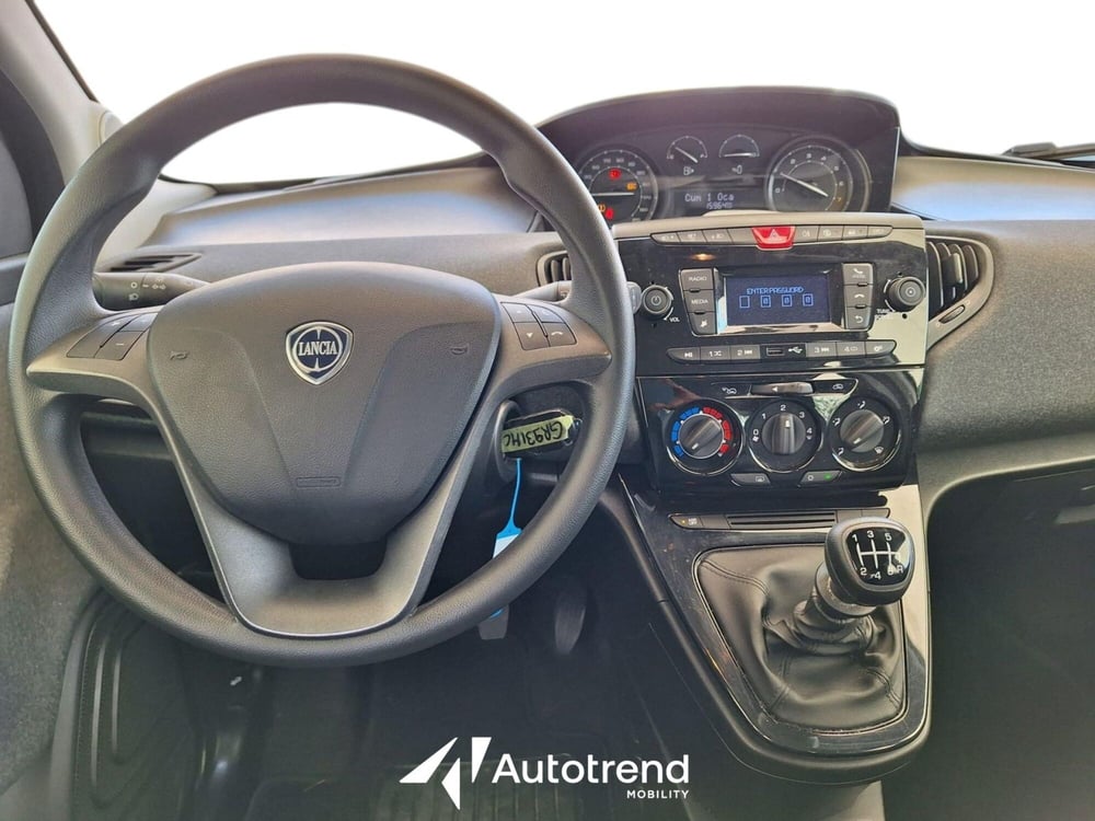 Lancia Ypsilon usata a Bari (8)
