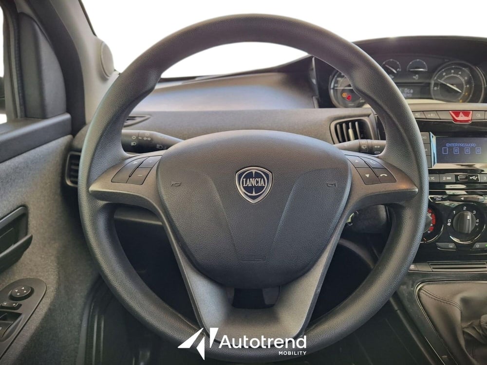 Lancia Ypsilon usata a Bari (9)