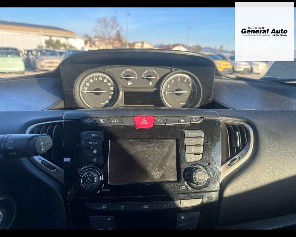 Lancia Ypsilon usata a Lucca (14)