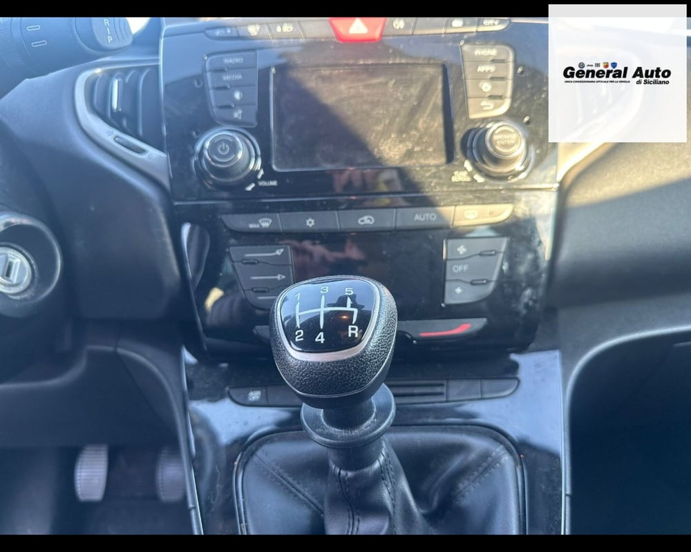 Lancia Ypsilon usata a Lucca (15)