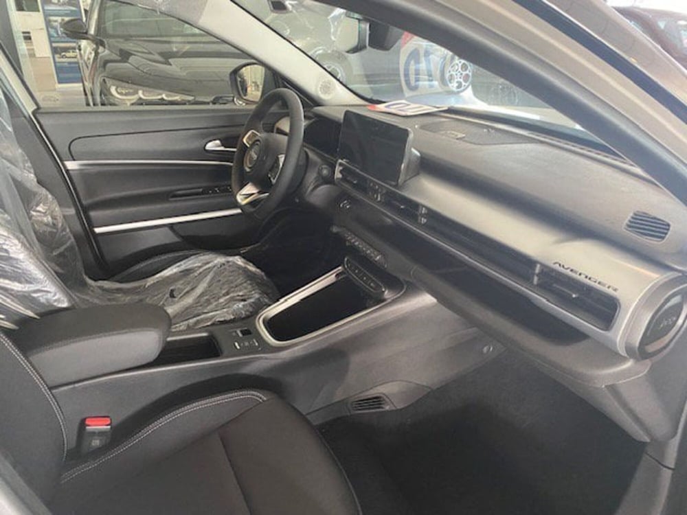 Jeep Avenger nuova a Benevento (18)