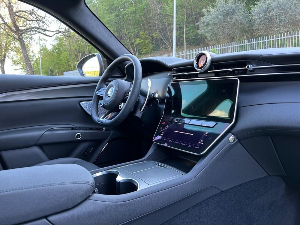 Maserati Grecale nuova a Salerno (20)