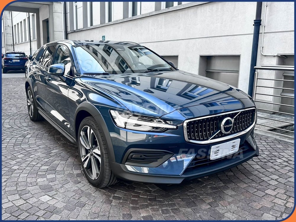 Volvo V60 Cross Country nuova a Milano