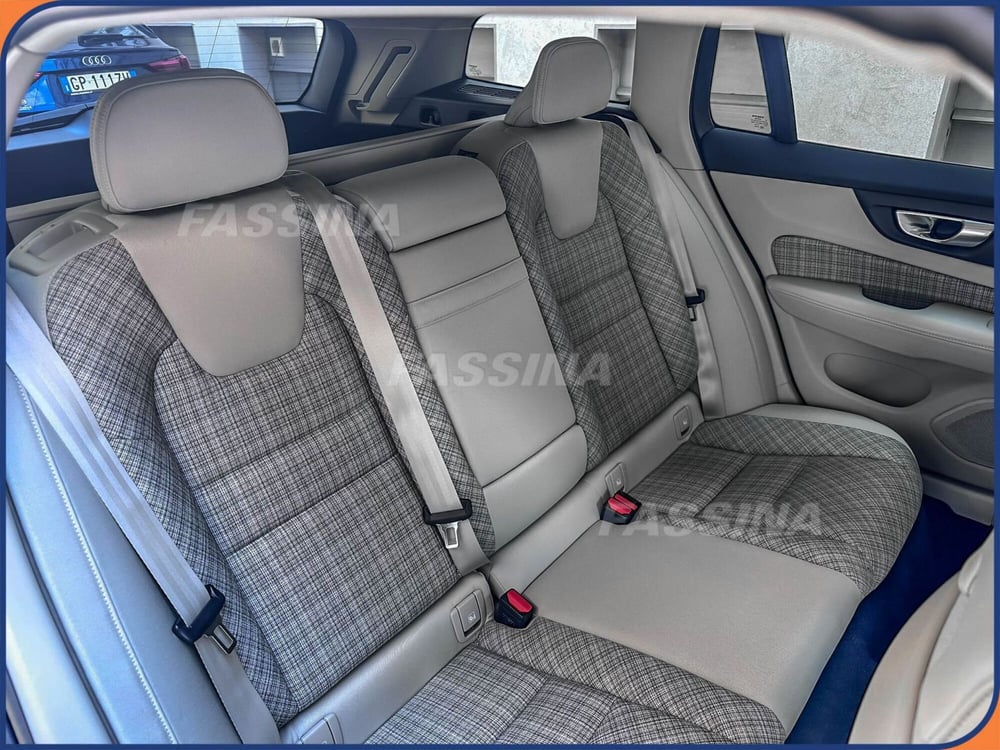 Volvo V60 Cross Country nuova a Milano (13)