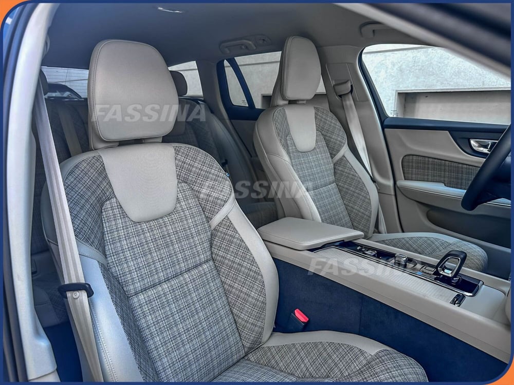 Volvo V60 Cross Country nuova a Milano (14)