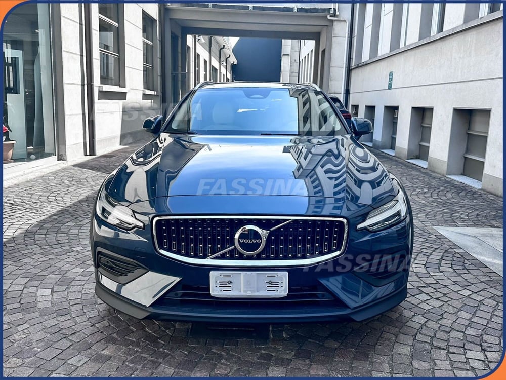 Volvo V60 Cross Country nuova a Milano (2)