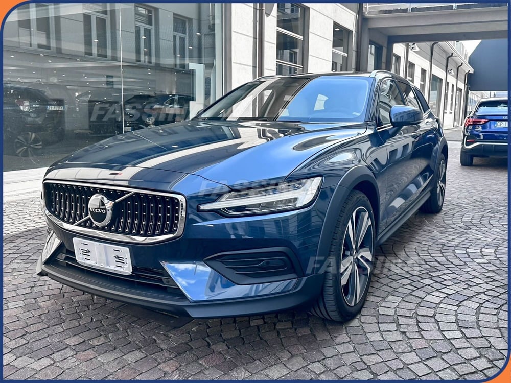 Volvo V60 Cross Country nuova a Milano (3)