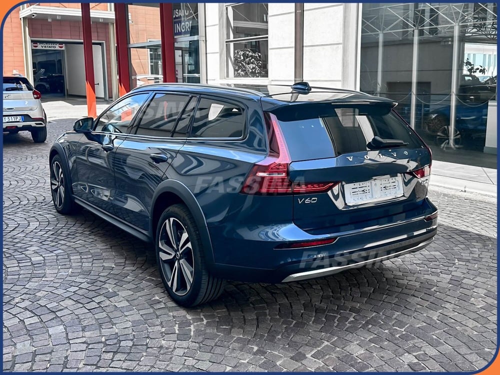 Volvo V60 Cross Country nuova a Milano (4)