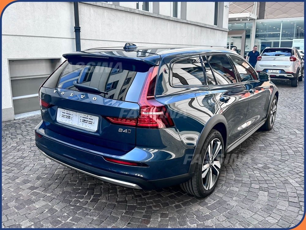 Volvo V60 Cross Country nuova a Milano (6)