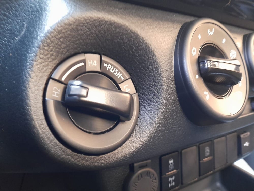 Toyota Hilux nuova a L'Aquila (13)