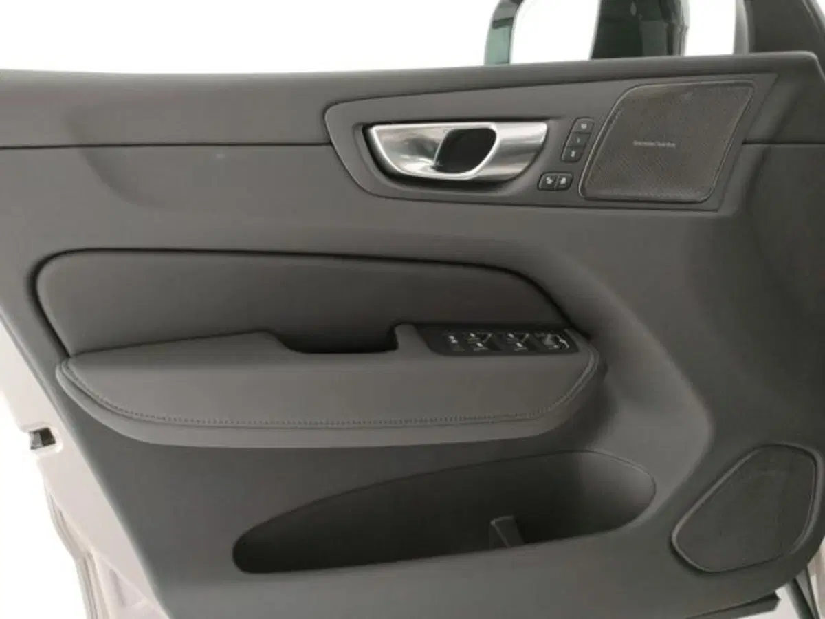 Volvo XC60 nuova a Modena (11)