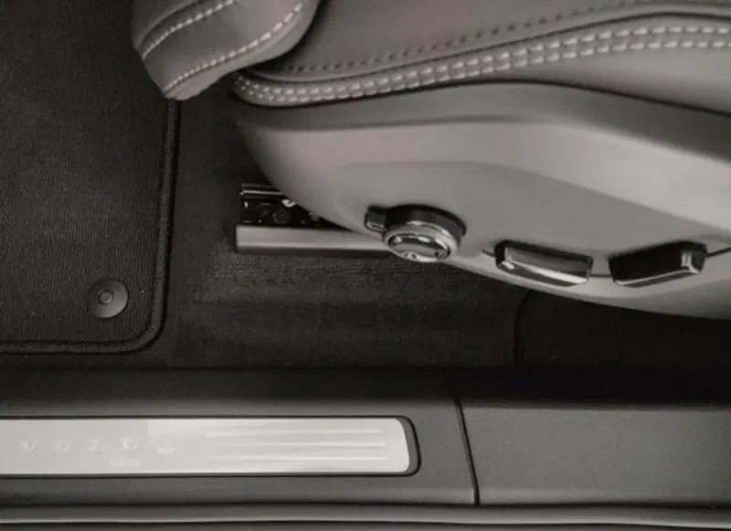 Volvo XC60 nuova a Modena (15)