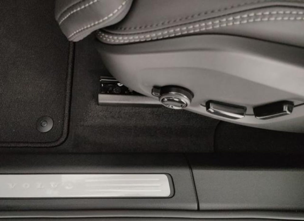 Volvo XC60 nuova a Modena (15)