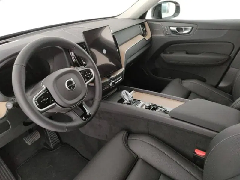 Volvo XC60 nuova a Modena (17)
