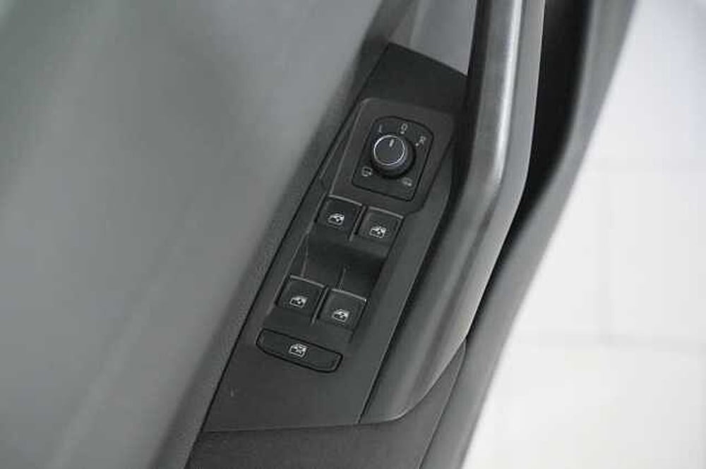 Volkswagen Taigo usata a Como (13)