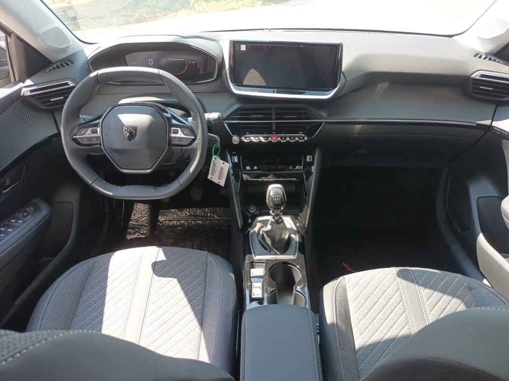 Peugeot 208 nuova a Bari (11)