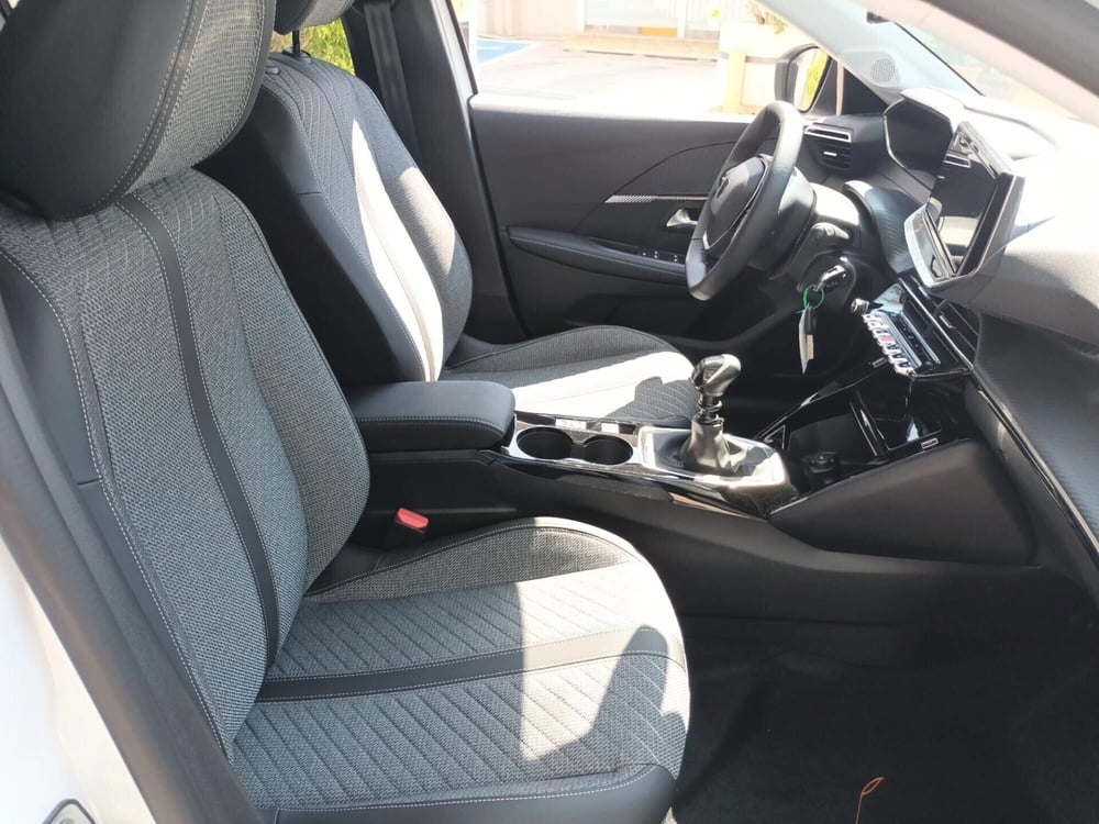 Peugeot 208 nuova a Bari (15)