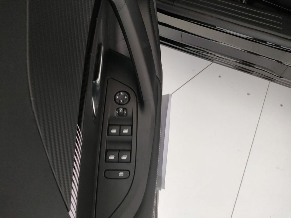 Peugeot 2008 nuova a Caserta (18)