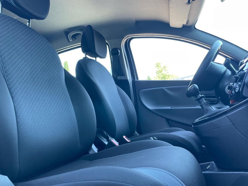 Lancia Ypsilon usata a Ancona (15)